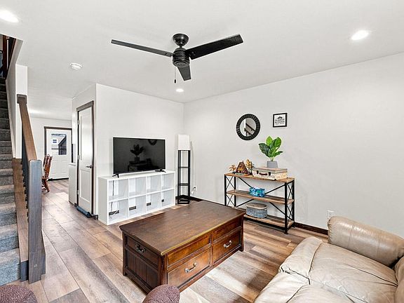 2nd image of 916 12th AVENUE S S