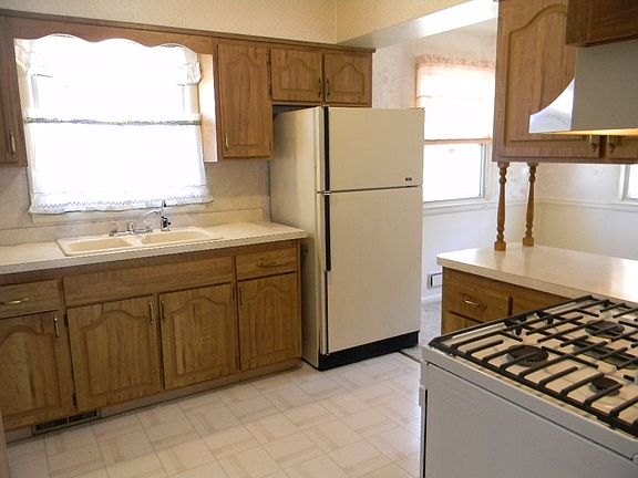 4th image of 3826 Dakota Ln