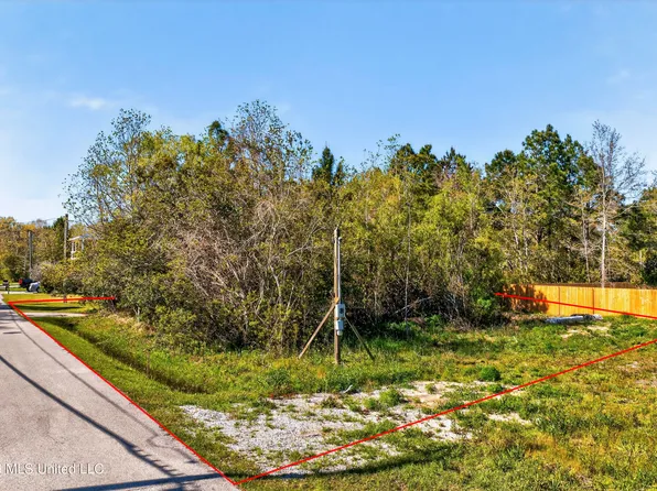222 Pine Ridge Dr, Waveland, MS 39576