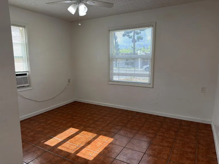 986 Merritt Dr — Photo 6