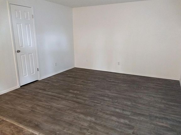 3rd image of 2311 Hillcrest Ln