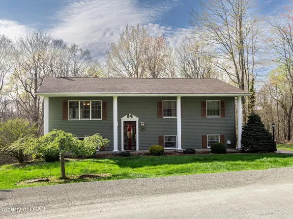 201 Macintosh Dr, Carbondale, PA 18407