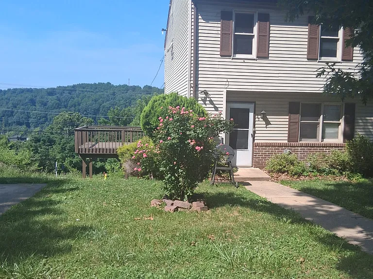 32 Parkway Ave — Photo 2