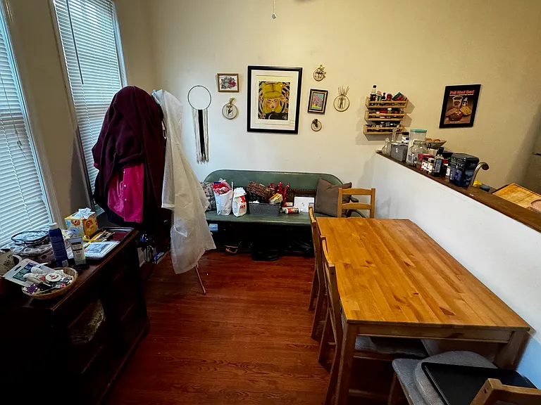 Dining area. K to right over knee wall.