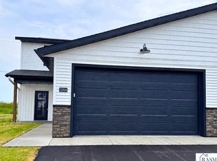 3204 Scotch Ln, Mankato, MN 56001