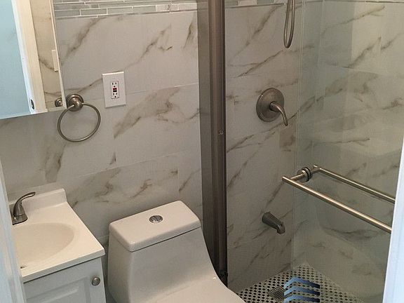 4th image of 3043 12th St APT 2R