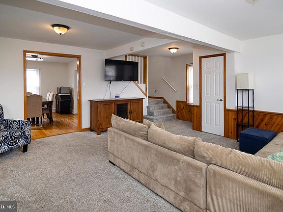 5th image of 211 Chestnut St
