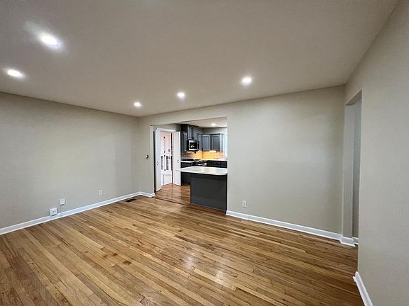 3rd image of 3133 Vine Cir