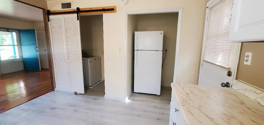 3 bed, 894 sqft, $1,900 — Photo 1