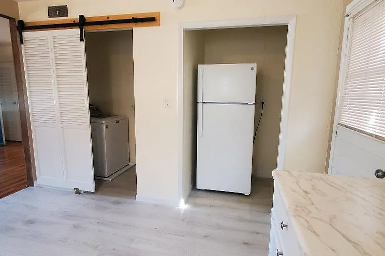 1013 Florence Ave — Photo 1