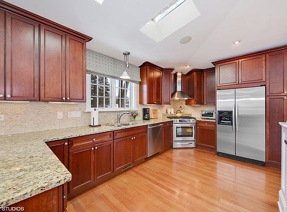4th image of 4027 Lawn Ave