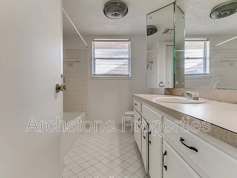 4508 NW 26th St — Photo 31