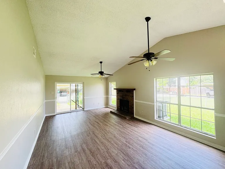 821 Colchester Dr — Photo 4