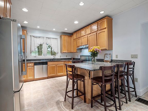 5th image of 47 Maplewood Circle