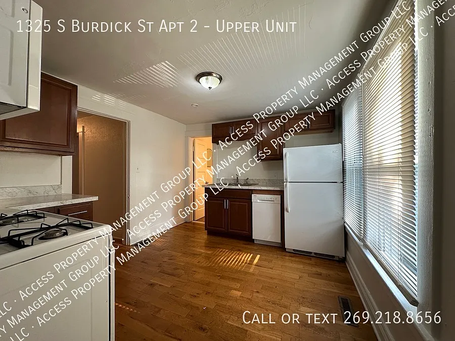Clean and updated 2 BR apartment just blocks from downtown! — Photo 2