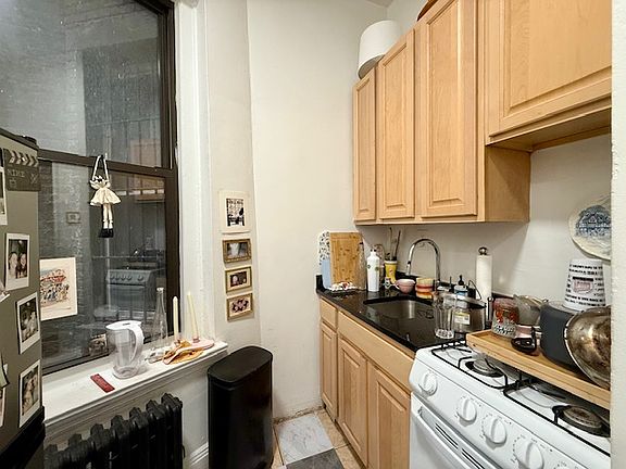3rd image of 226 E 6th St APT C