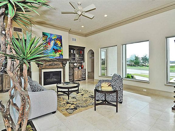 THE OVER-SIZED WINDOWS OPENS THIS FAMILY ROOM UP W/GREAT VIEWS OF LAKE  AND THE HUGE BACKYARD!ALSO HAS FIREPLACE & BUILT-INS!