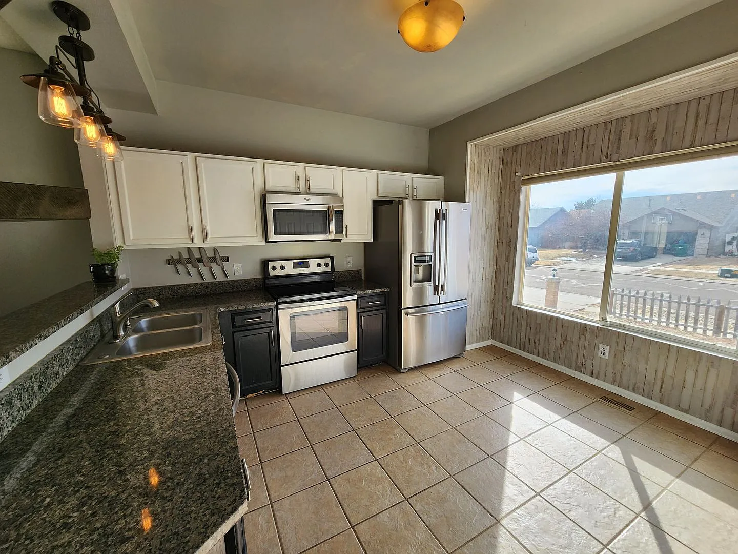 Spacious & Conveniently Located Rental Home in Colorado Springs 1512 Coolcrest Ave — Photo 3