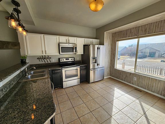 3rd image of 1512 Coolcrest Dr