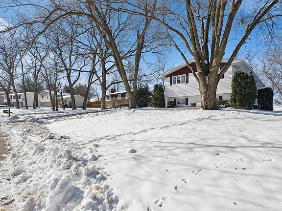3rd image of 901 S Oakbrook Dr