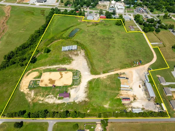 405 S Main St, Cave City, AR 72521