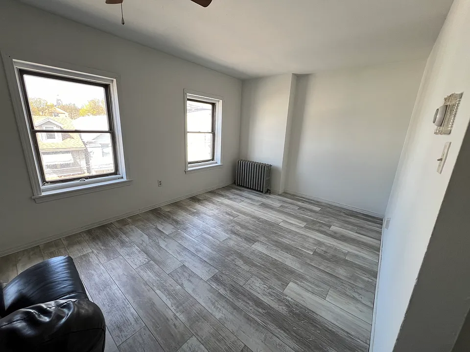 429 Centre St #2R