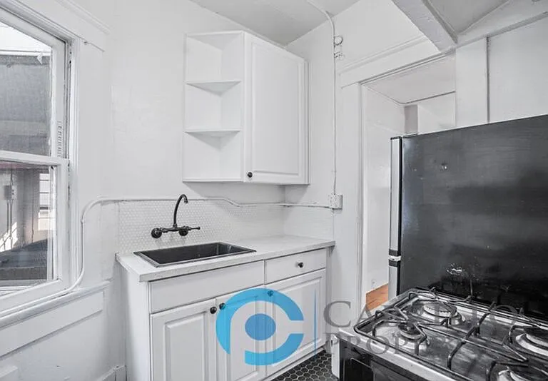 2261 4th Ave — Photo 10