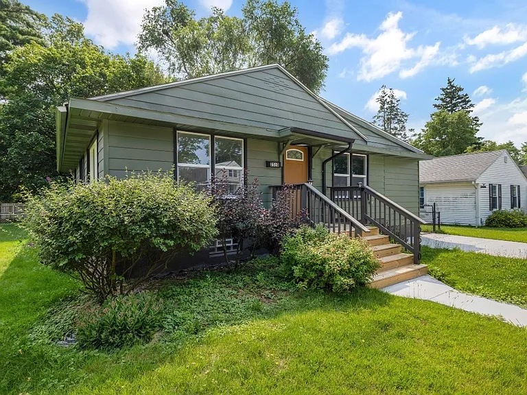 2510 Normandy Dr — Photo 2