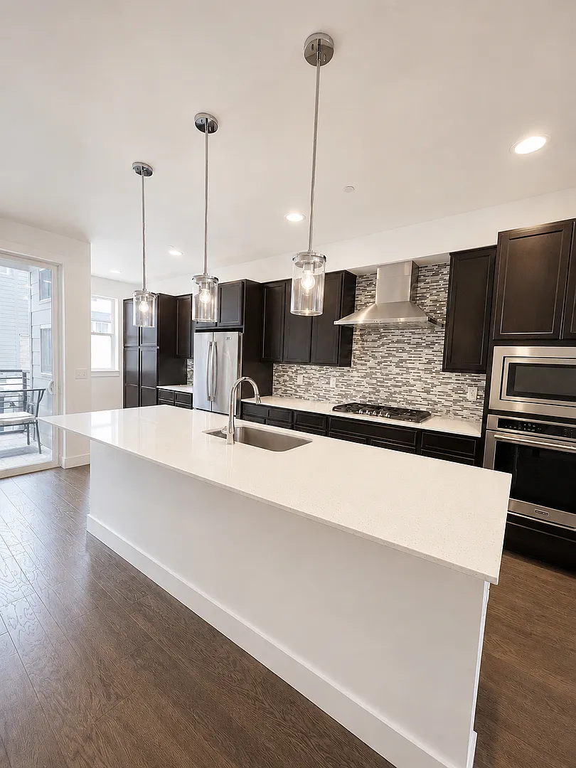 Modern Superior Townhome with Rooftop Deck & Mountain Views — Photo 1