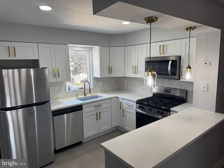 126 N Madison Ave — Photo 1