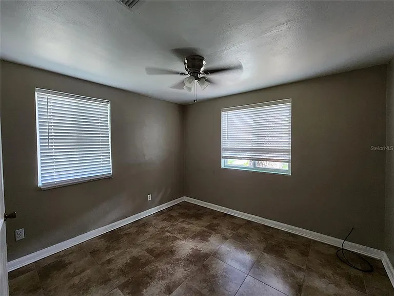 1014 NE 10th Pl — Photo 42