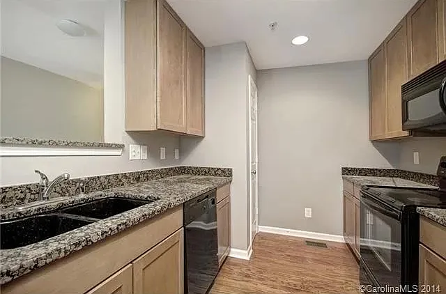 2 bed, 1070 sqft, $1,700 — Photo 4
