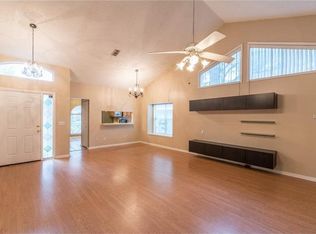 915 Royal Oaks Dr, Apopka, FL 32703