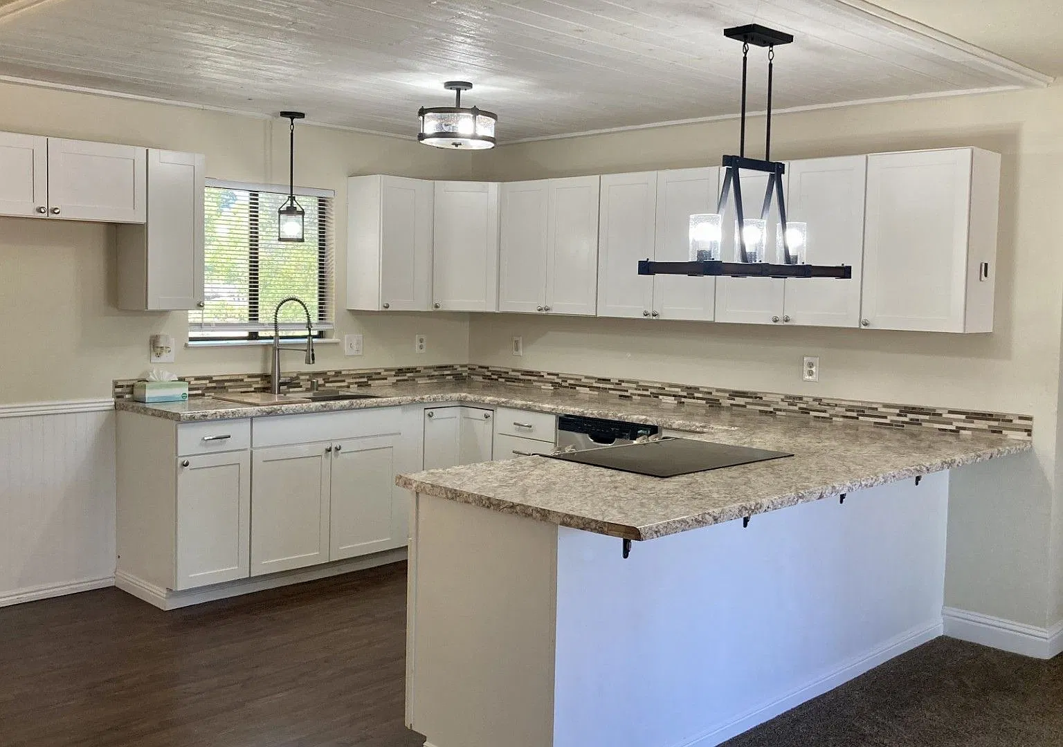 4 Bedroom Home with In-Law Suite! — Photo 3