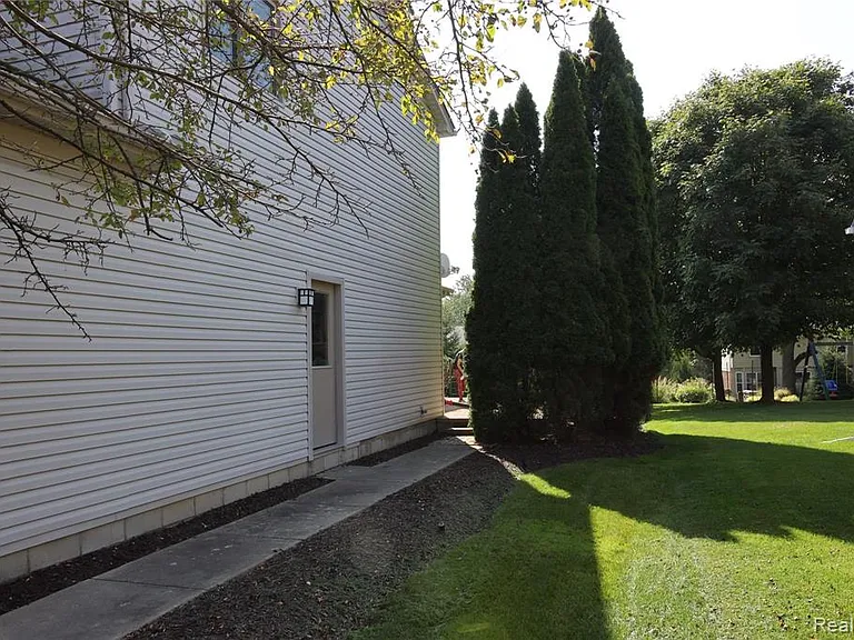 1947 N Fairview Ln — Photo 16