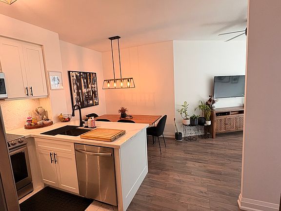 3rd image of 19 Grand Trunk Cres #301