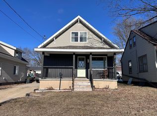 90 6th St, Clintonville, WI 54929