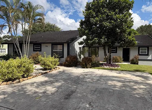 1392 Riverside Cir Photo 1