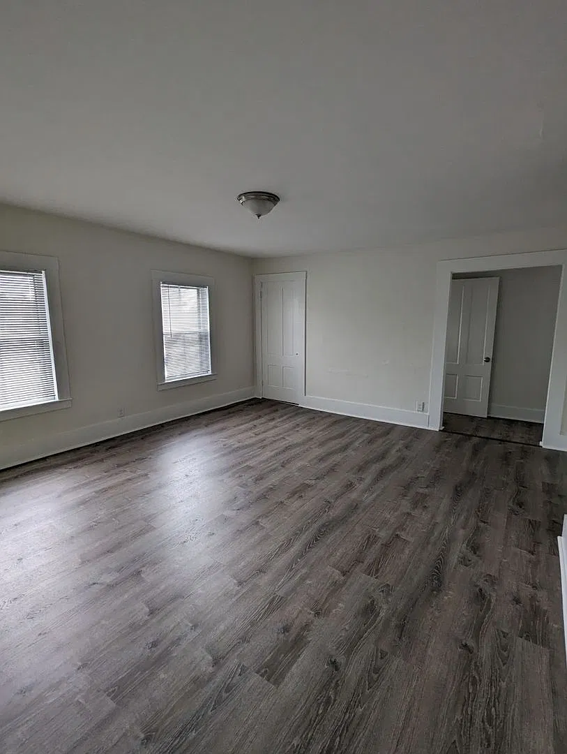 921 Western Ave — Photo 4