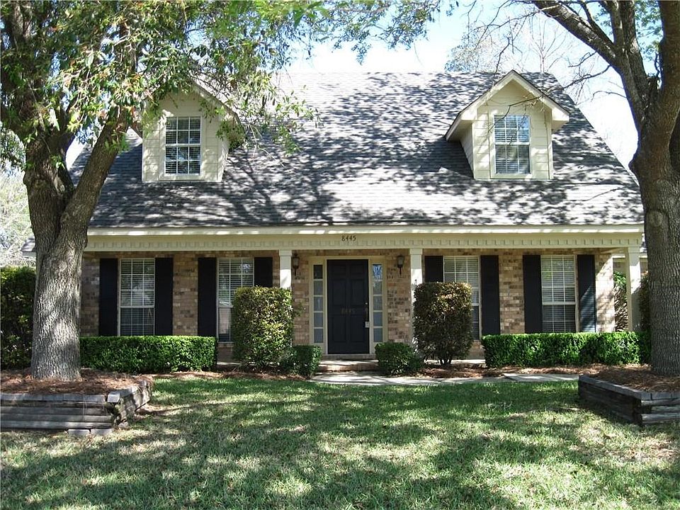 Welcome home to this beautiful, updated west Mobile home! A new roof was just installed in March 2018 per the homeowner.