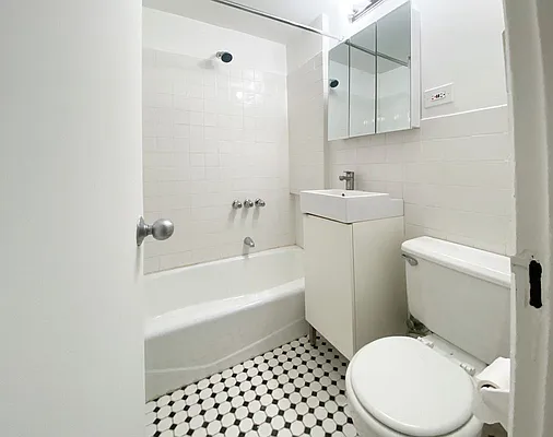 Rented by Kahen Properties | media 8