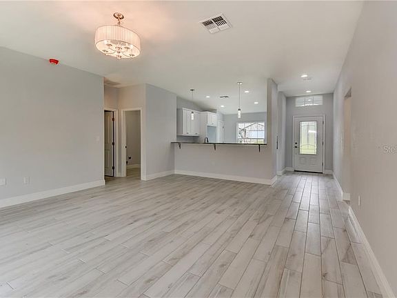 4th image of 879 Saxon Blvd