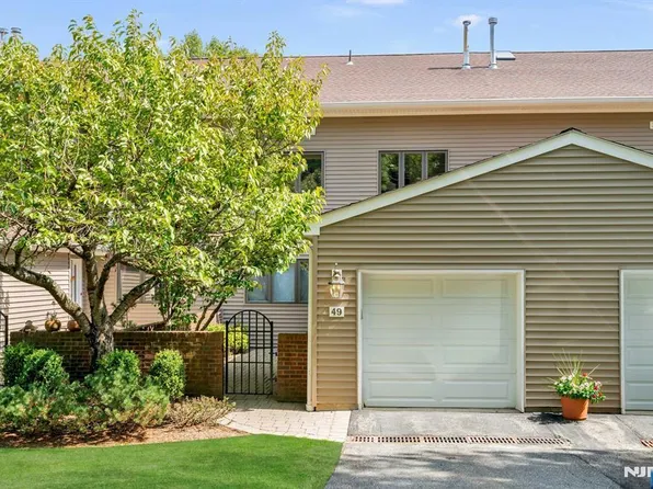 49 Litchult Ln, Mahwah, NJ 07430