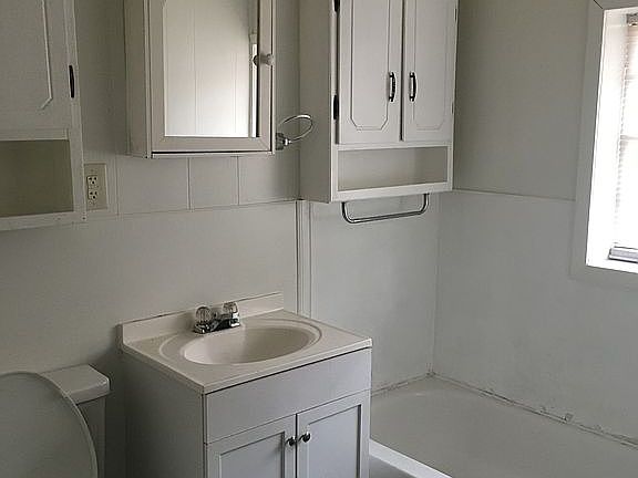 5th image of 604 Hoover St