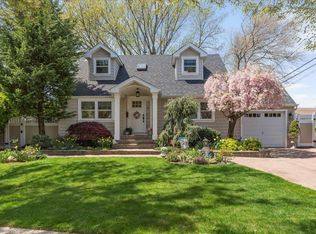 6 Nancy Ln, Hicksville, NY 11801