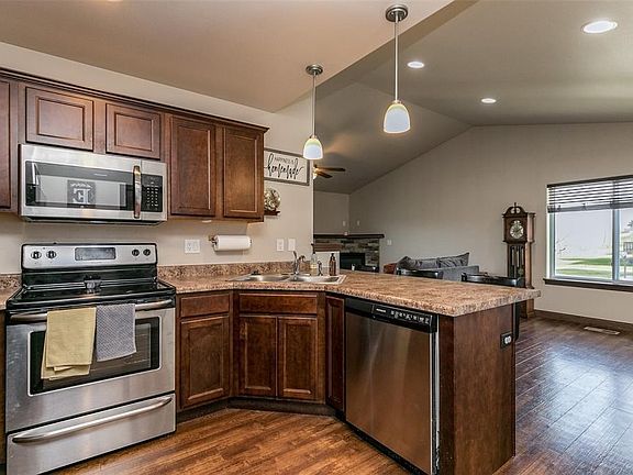 3rd image of 473 Bainberry St