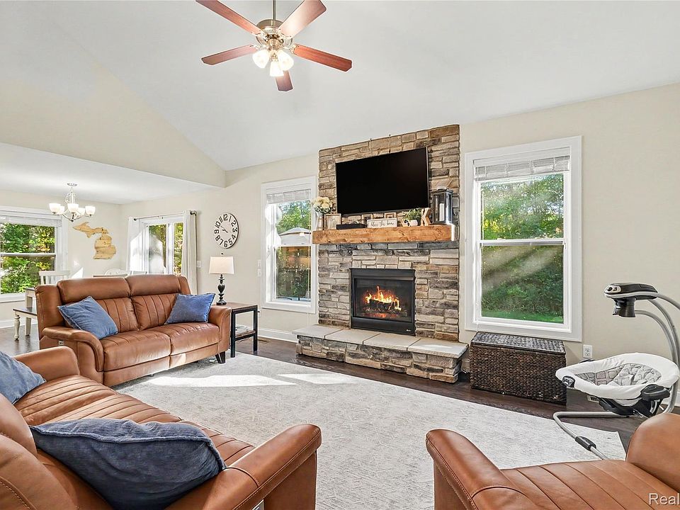 1084 Woods Edge Dr, photo 9