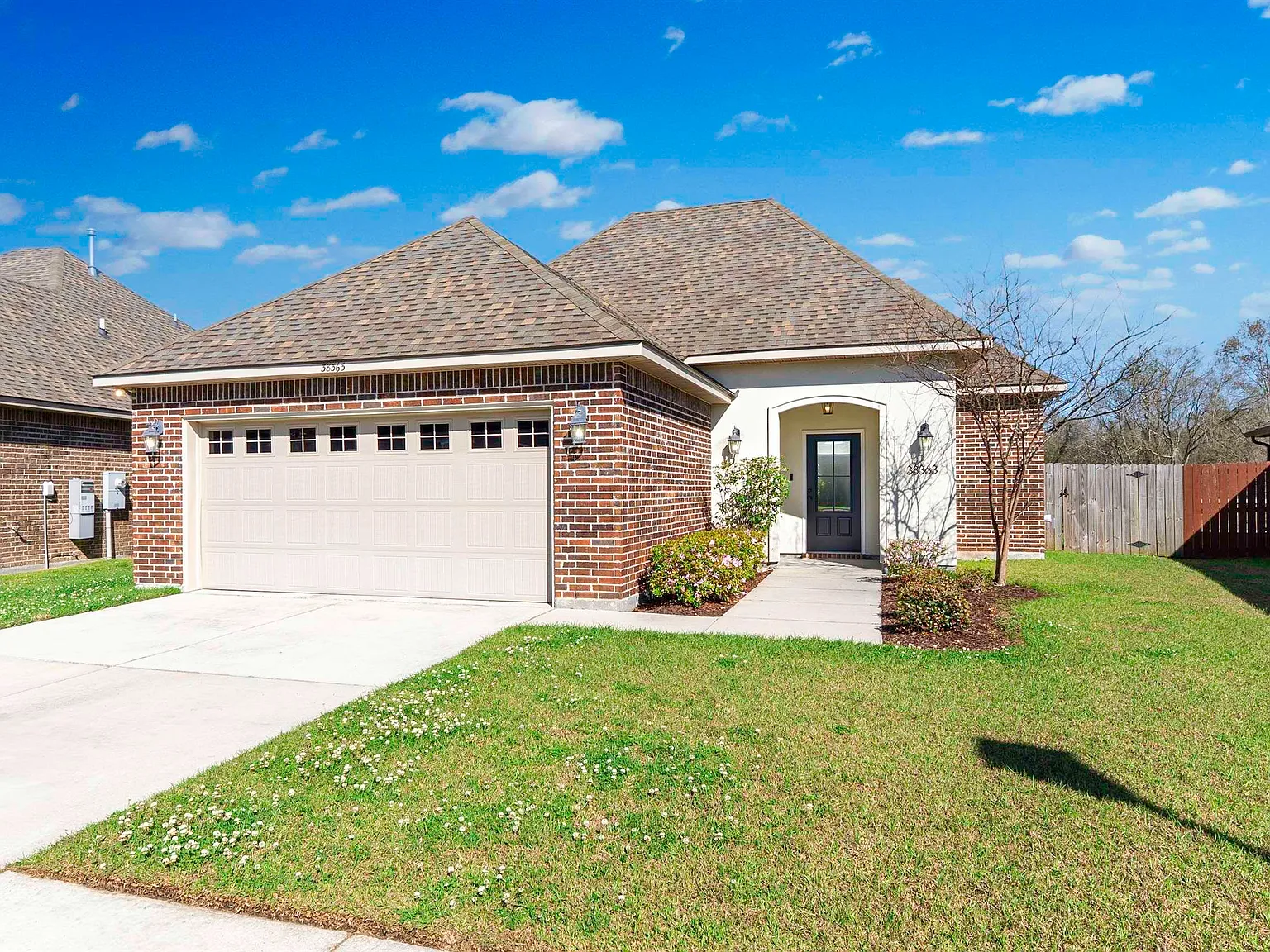 3 bed, 1973 sqft, $2,300 — Photo 1