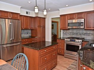 17 Country Hill Rd, Lebanon, NJ 08833