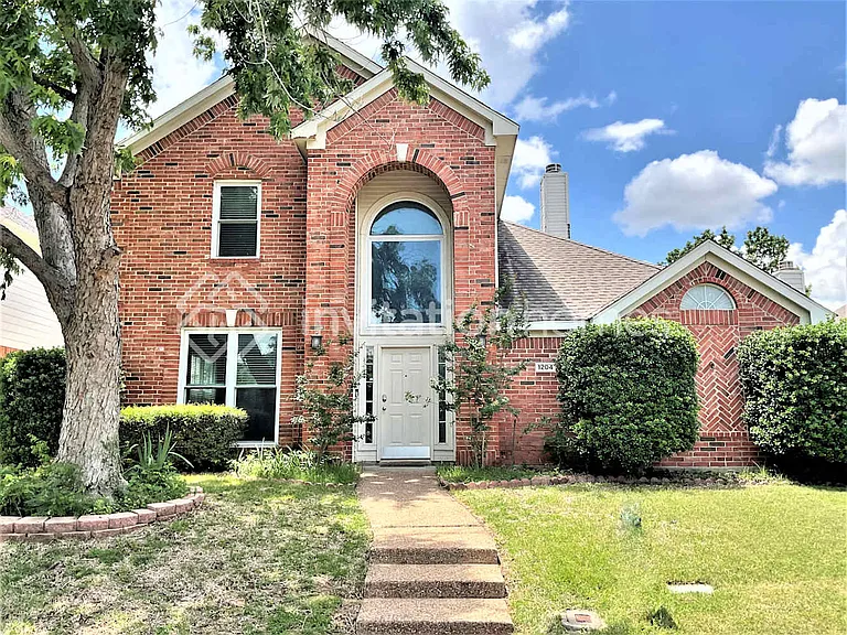 1204 Taylor Ln — Photo 1